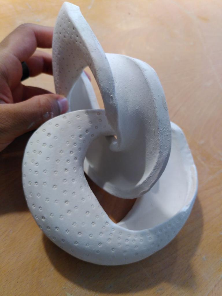 The doughnut, baked and showing how through a single cut, we manage two interlaced pieces.