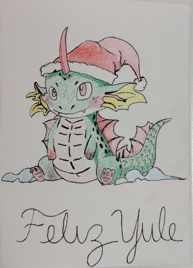 Un drac verd i molt rodonet assegut com si fos un nadó. El drac te aletes vermelles i una banya al mig del front.
Està assegut com si estigués al mig de neu i amb una expressió molt contentona. Porta un barret vermell de nadal.

A la part inferior es pot llegir en lletra cursiva el text: "Feliç Yule"