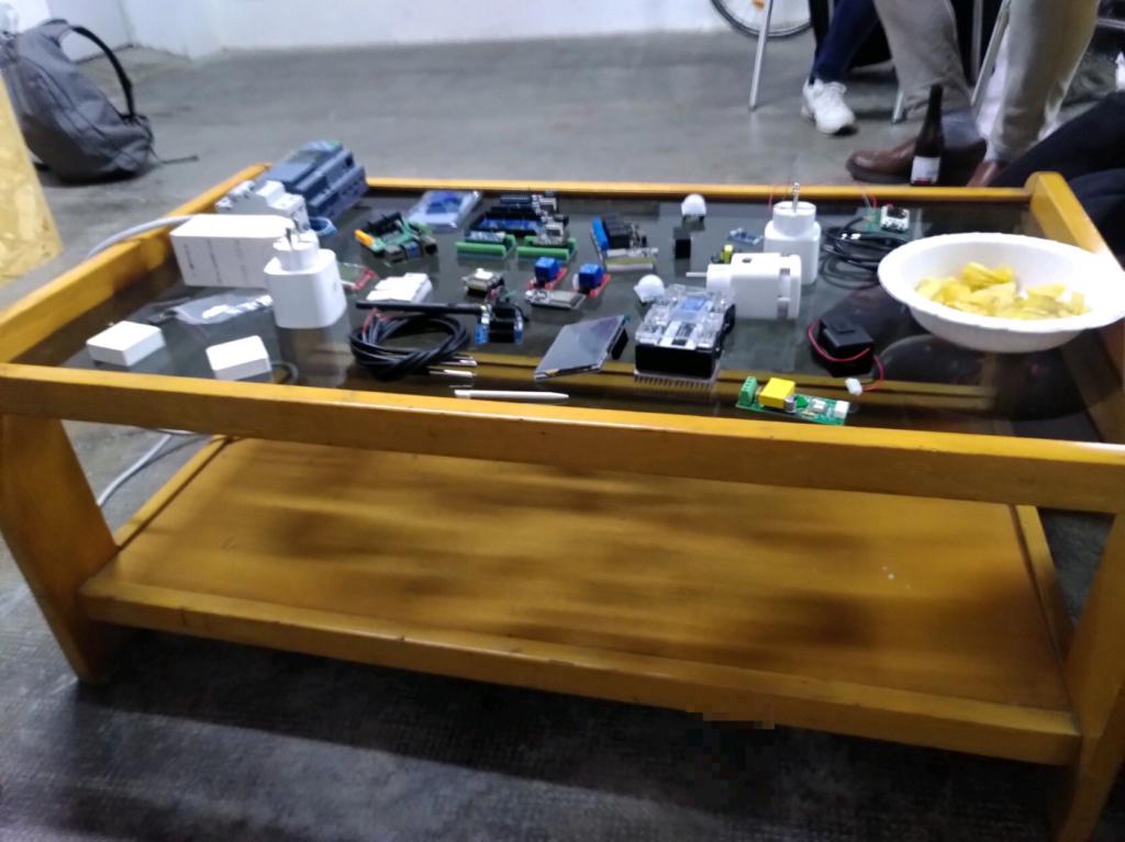 Alguns sensors i actuadors que estan disponibles com a exemple per curiosejar.