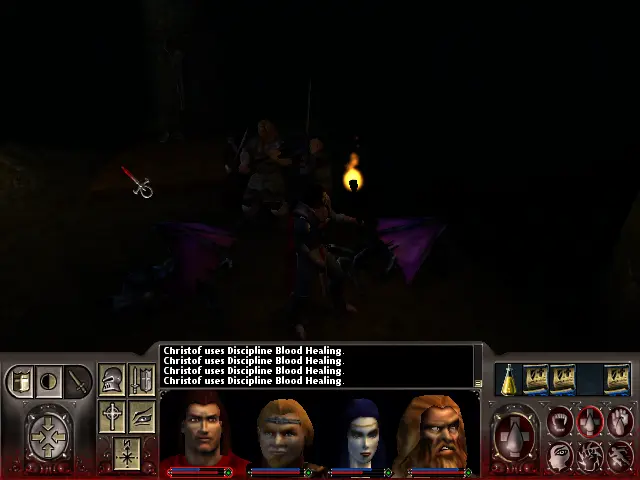 Christof fent llum amb una torxa, al terra hi ha diverses Gàrgoles mortes.