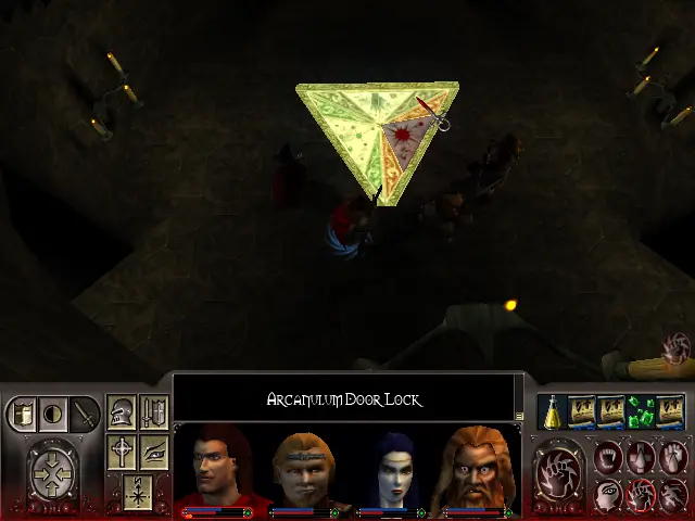 El mecanisme de la porta Arcana, mostrant com un dels triangles ja ha estat ubicat.